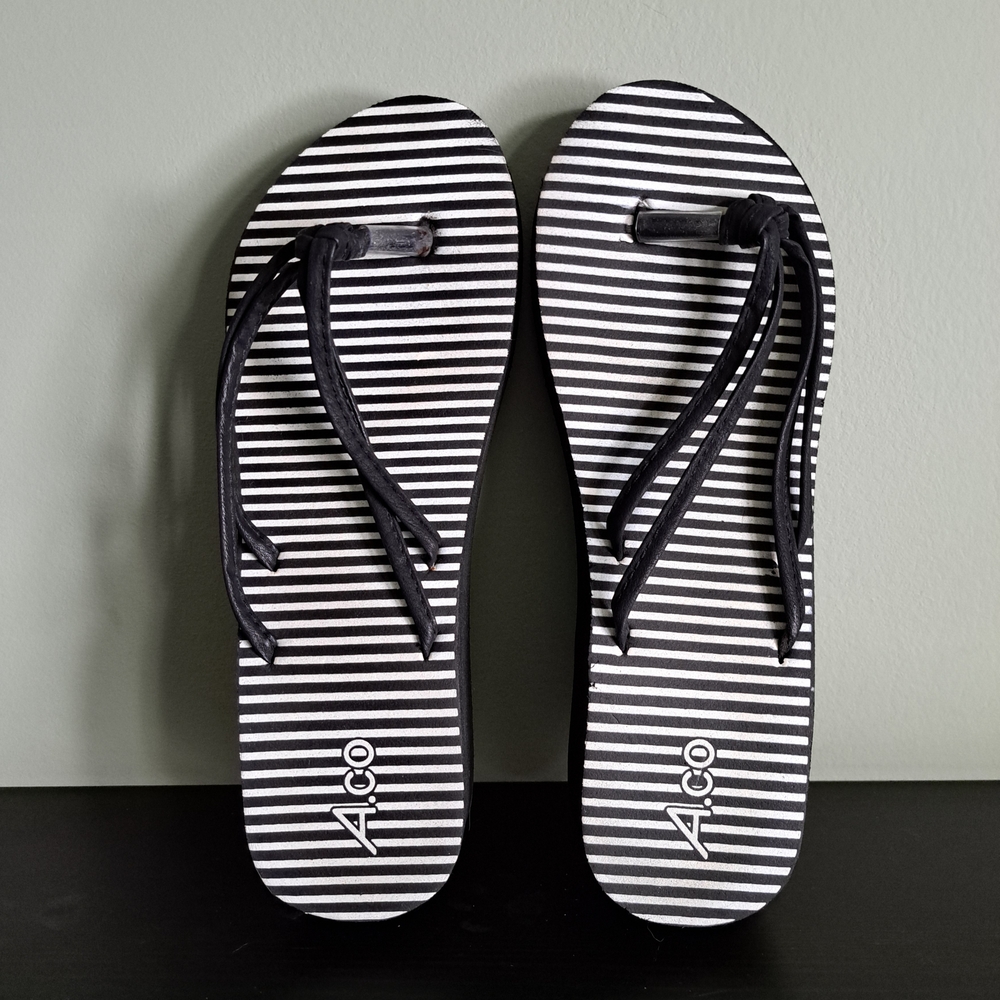 Black and White Striped Flip Flop 2 Inch Platform Sandals Size 9